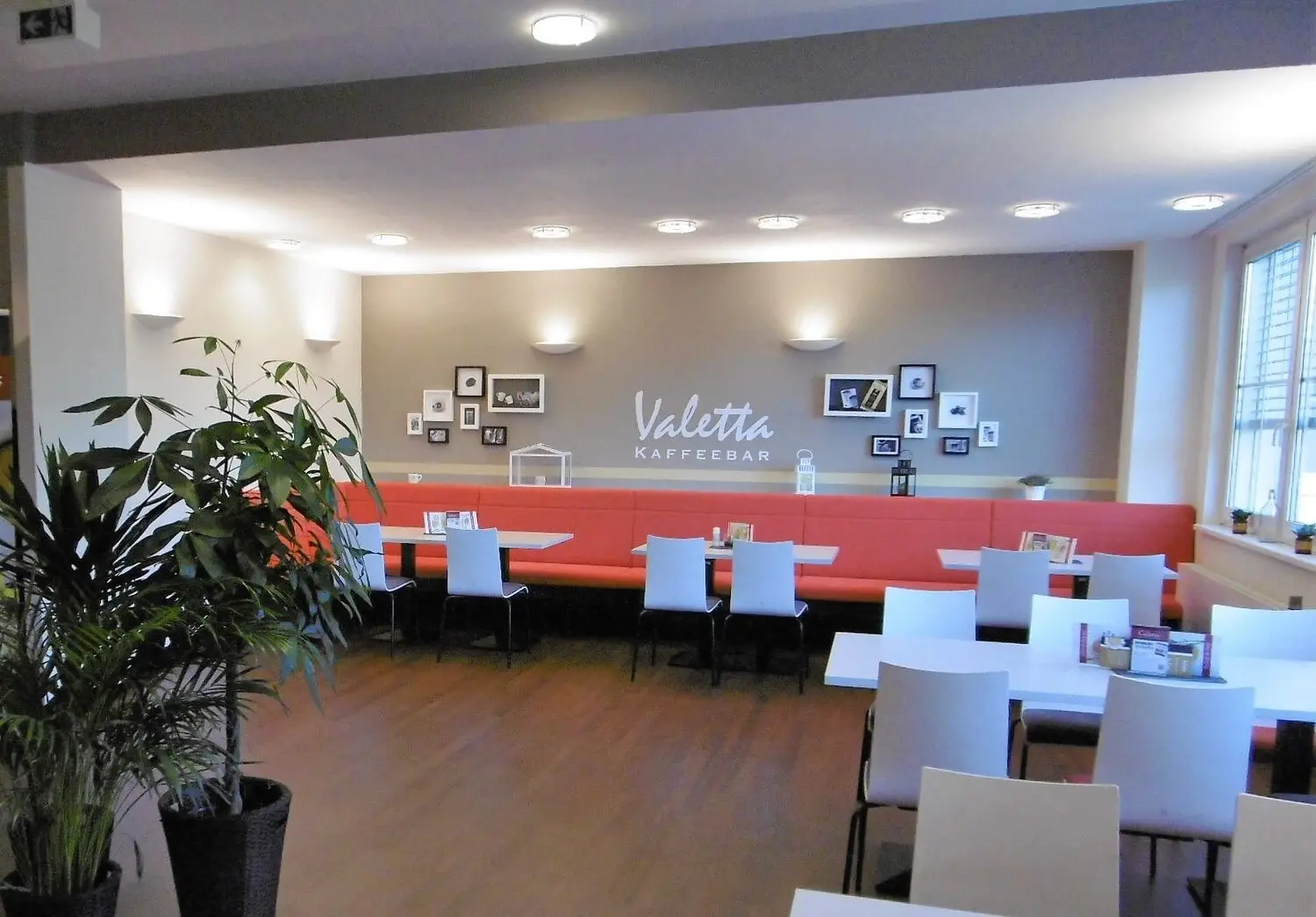 Cafeteria in einer Klinik mit hellen Sitzbereichen und freundlicher Atmosphäre