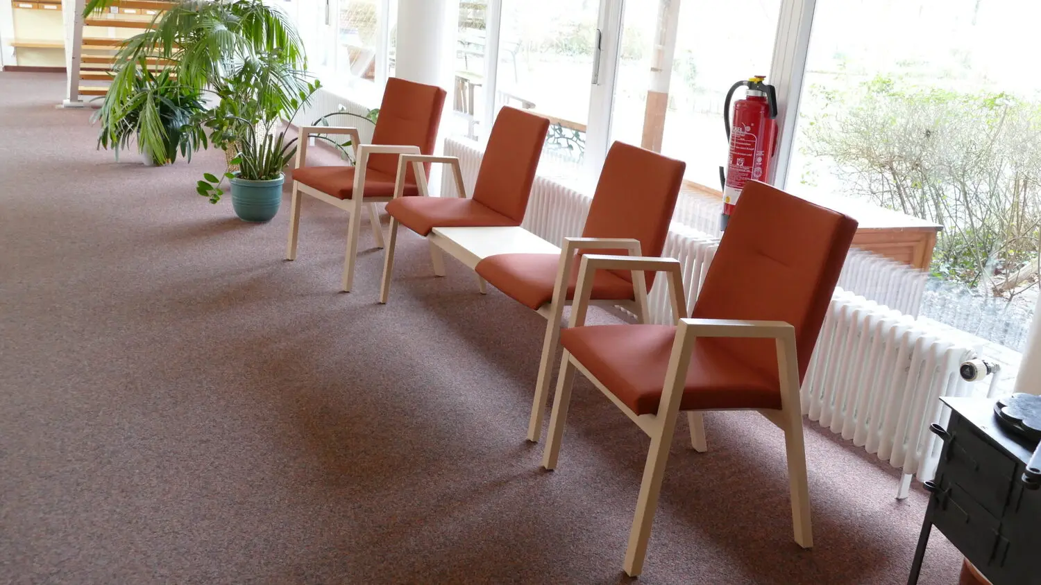 Komfortabel möblierte Kantine mit Polstermöbeln und behaglicher Beleuchtung