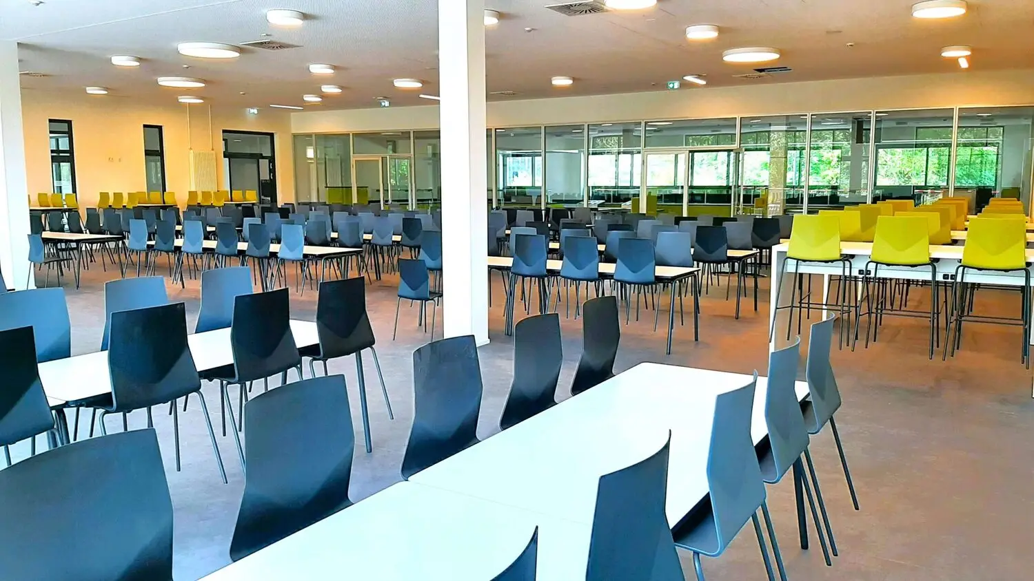 Großzügiger Speisesaal mit farbiger Bestuhlung