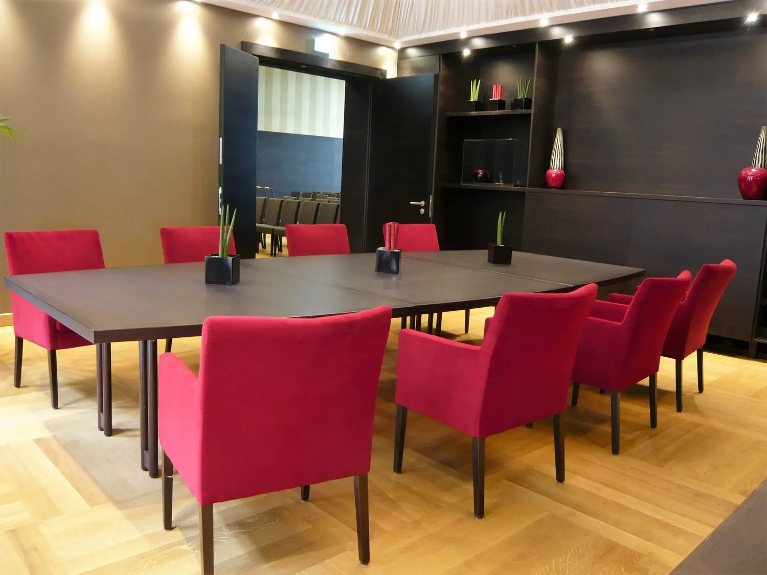 Atlantic Hotel: Konferenzbereich mit großem Tisch und farbigen Stühlen
