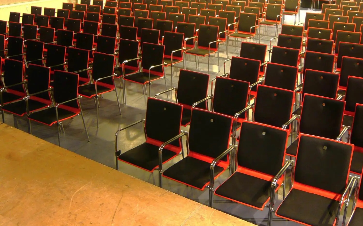 Großer Veranstaltungssaal mit Bestuhlung
