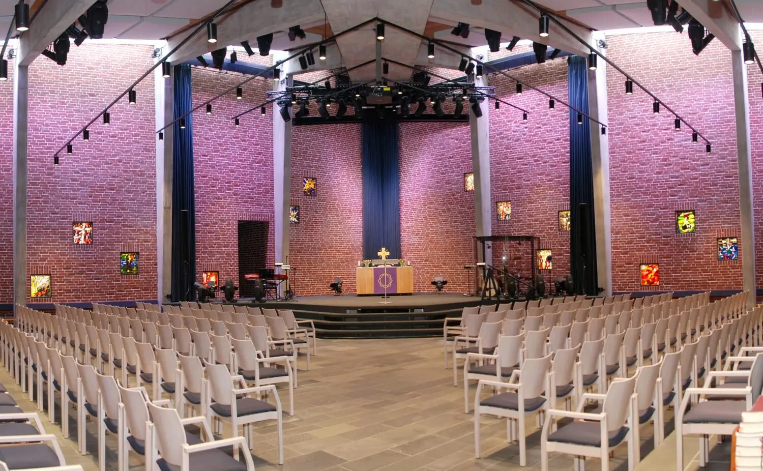 Kirchenraum mit neu gestaltetem Gestühl und ruhiger Atmosphäre