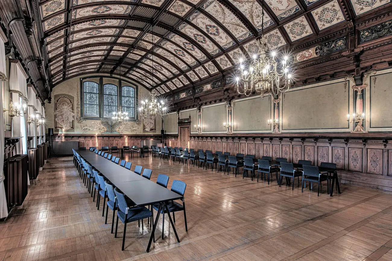 Historischer Saal im Rathaus mit behutsam ergänzter Möblierung