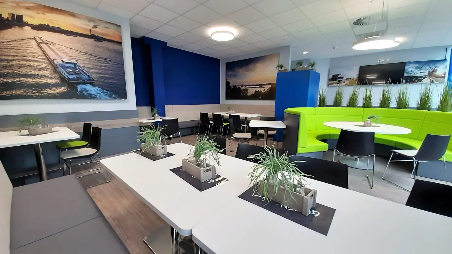 Loungebereich zum Aufhalten mit weichen Sofas und Beistelltischen in Hilden