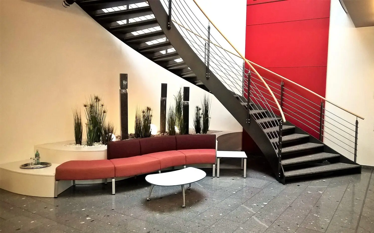Wartebereich mit Sitzreihen und akustisch wirksamer Wandgestaltung